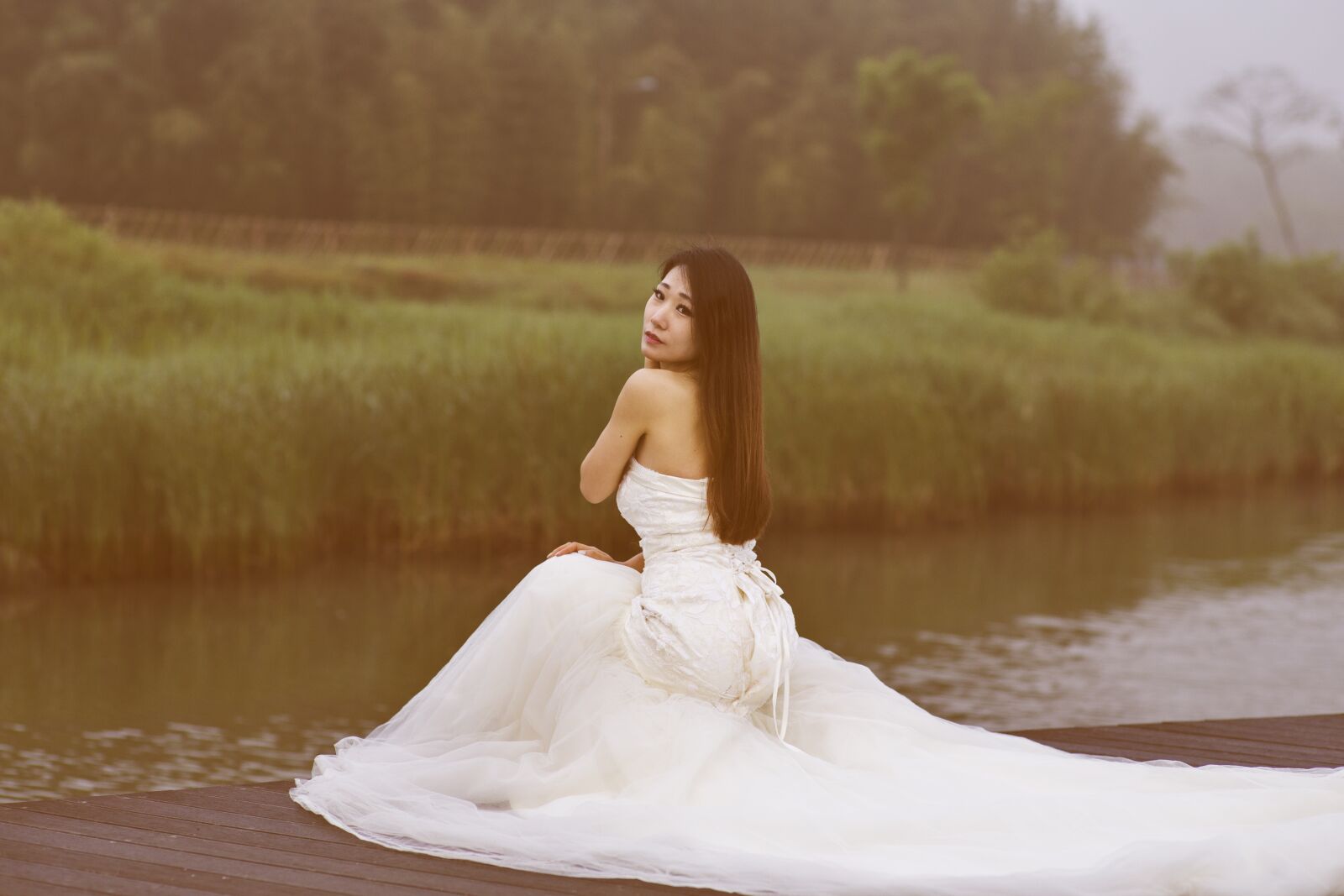 ZEISS Planar T* 85mm F1.4 sample photo. Flowers, dress up, woman photography