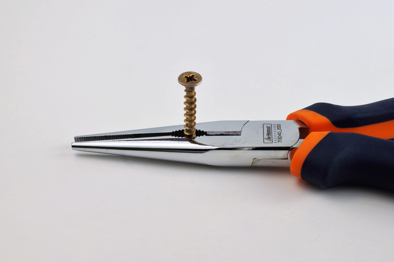 Sony DT 18-70mm F3.5-5.6 sample photo. Pliers, needle-nose pliers, tool photography