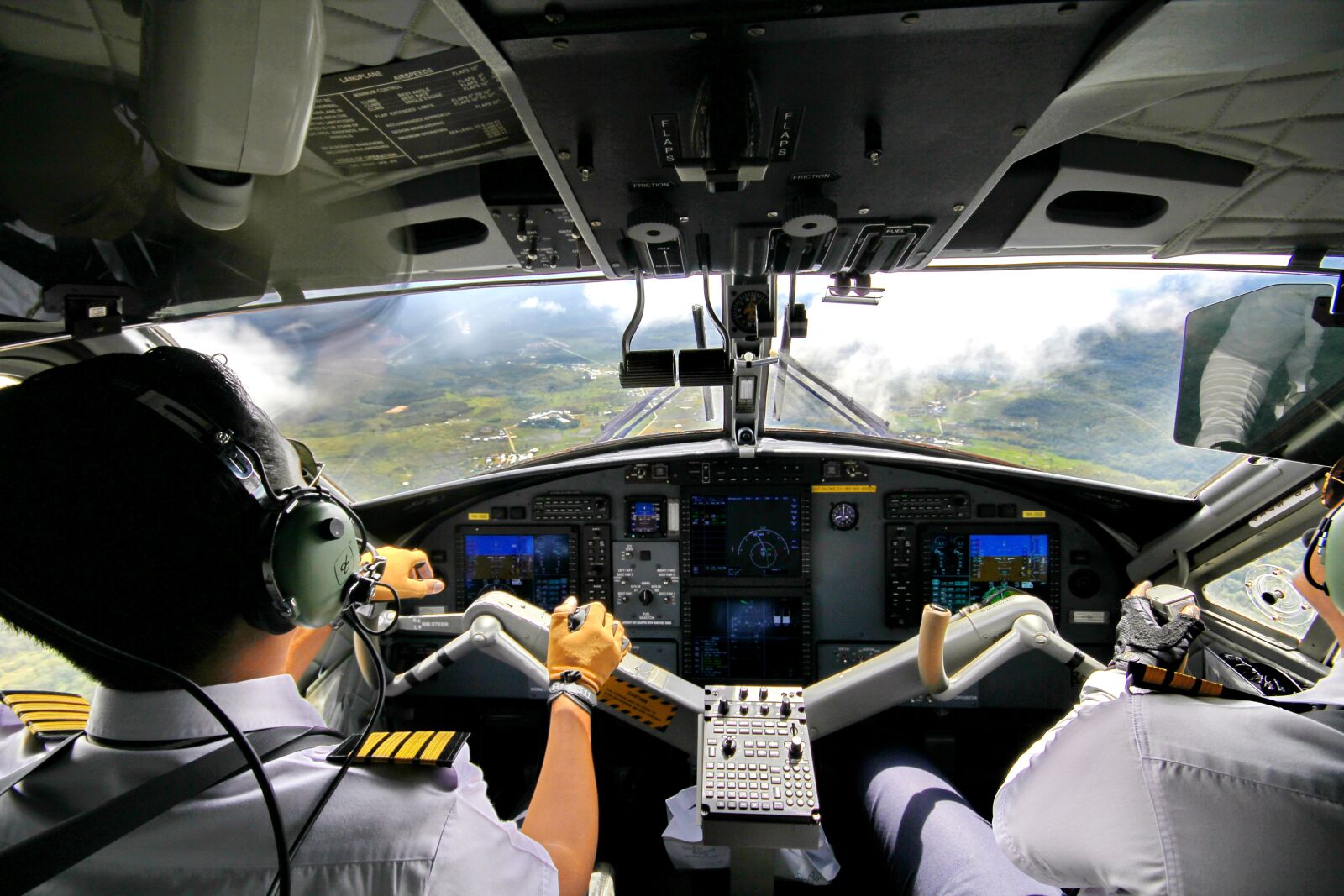 Canon EOS 550D (EOS Rebel T2i / EOS Kiss X4) sample photo. Bario, pilots, borneo photography