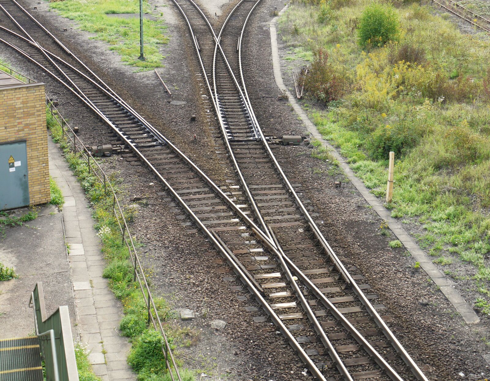 Panasonic Lumix DMC-G1 sample photo. Yield, branch, railway photography