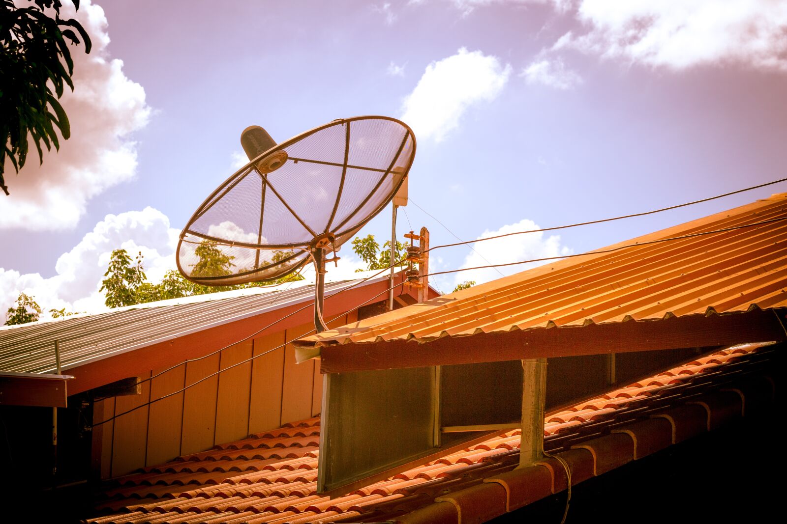 Canon EOS 700D (EOS Rebel T5i / EOS Kiss X7i) + Canon EF 50mm F1.8 STM sample photo. Satellite dish, roof, television photography