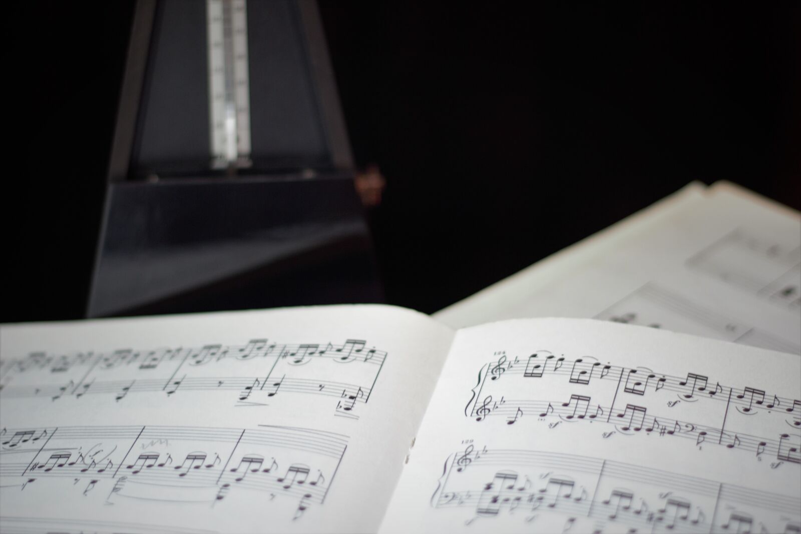 Canon EOS 600D (Rebel EOS T3i / EOS Kiss X5) sample photo. Lyrics, metronome, pace photography