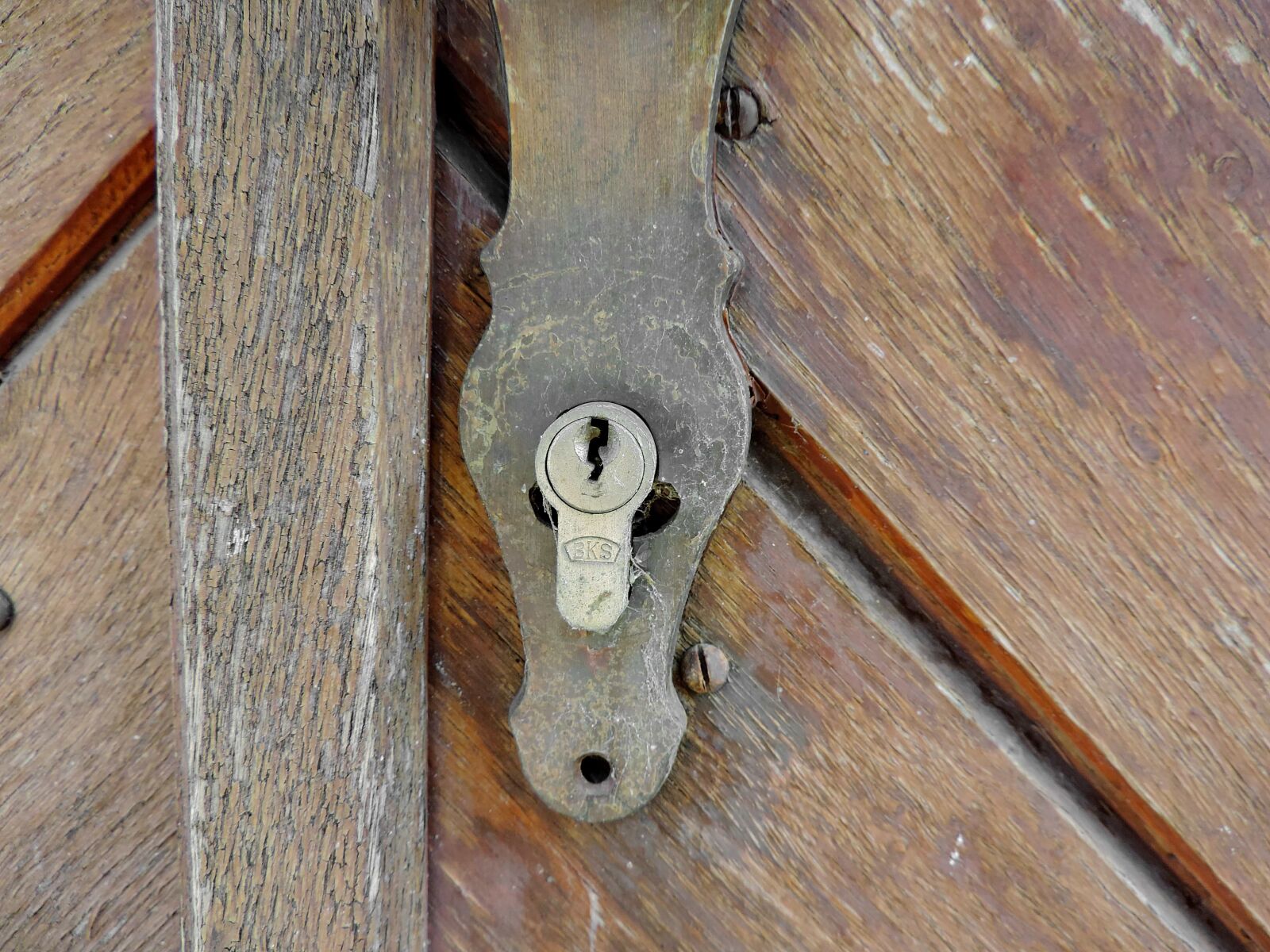 Nikon Coolpix P520 sample photo. Carpentry, front door, keyhole photography