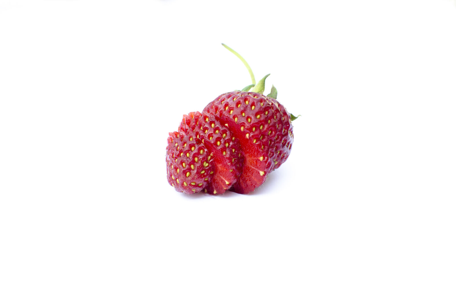 Nikon D5100 + Nikon AF-S DX Nikkor 35mm F1.8G sample photo. Background, beautiful, berry, closeup photography