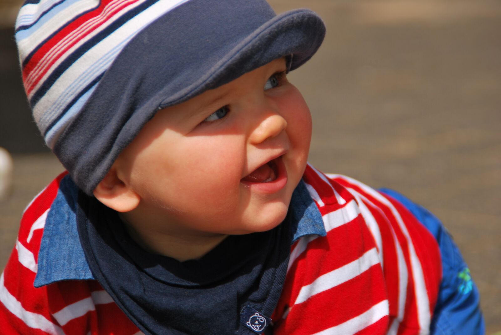 Nikon D60 sample photo. Small child, crawl, smile photography