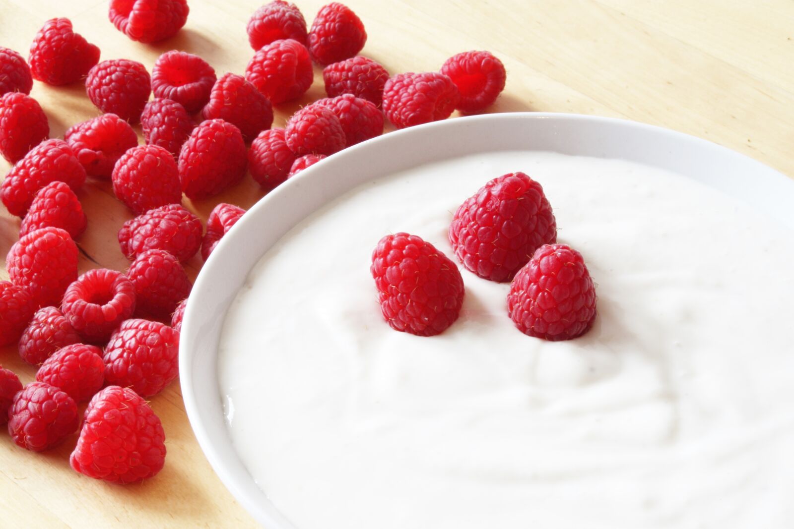 Canon EOS 450D (EOS Rebel XSi / EOS Kiss X2) sample photo. Raspberries, yogurt, nature photography