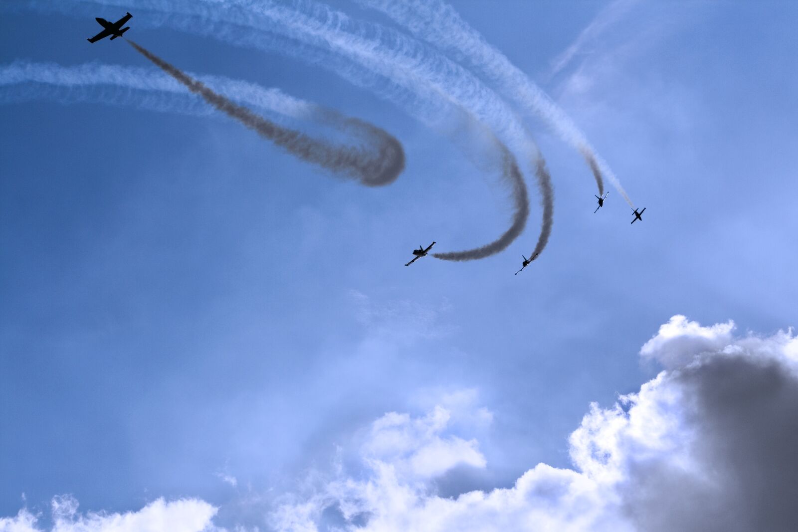 Canon EOS 400D (EOS Digital Rebel XTi / EOS Kiss Digital X) sample photo. Sky, clouds, airshow photography