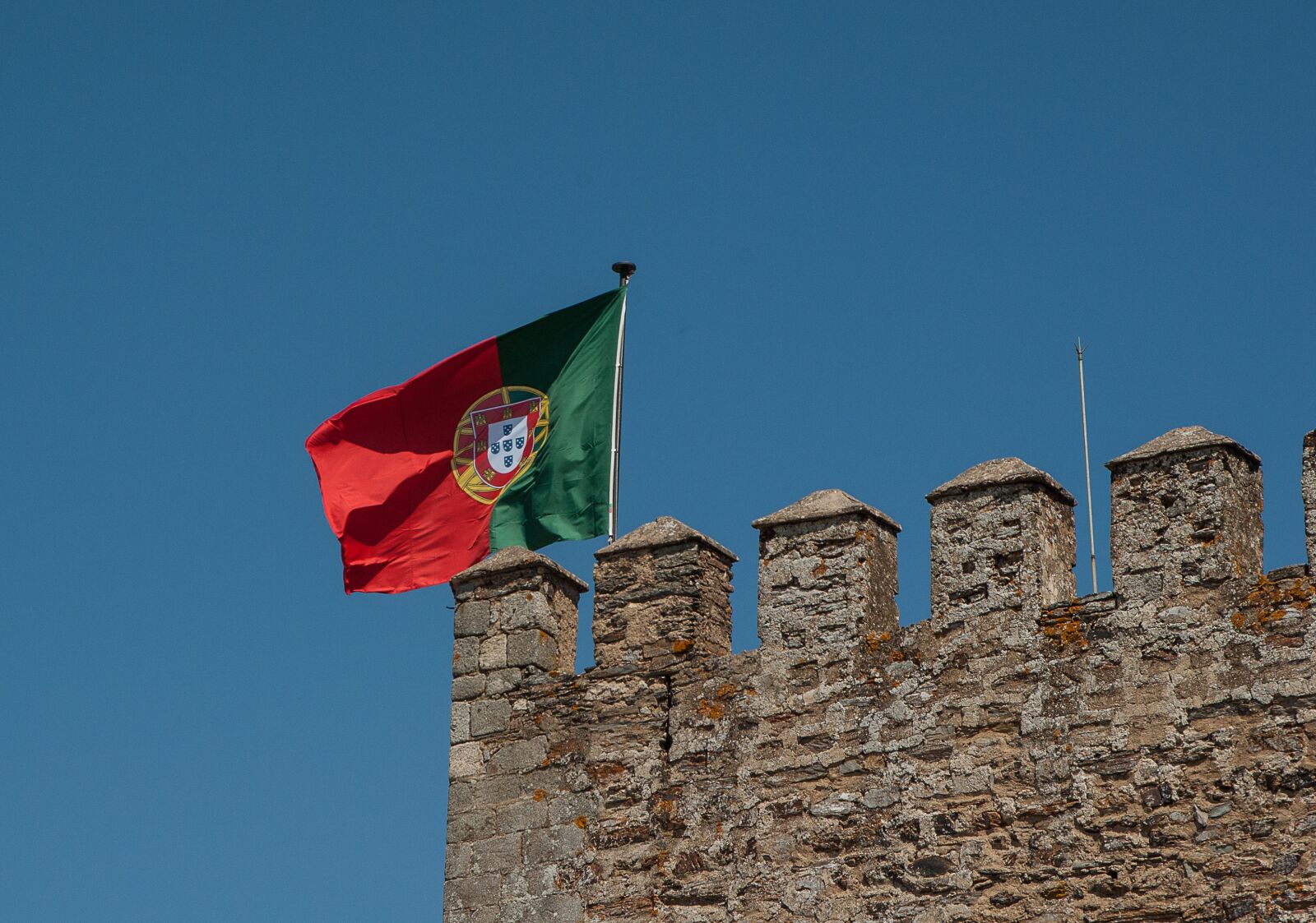 Pentax K10D sample photo. Portugal, flag, ramparts photography