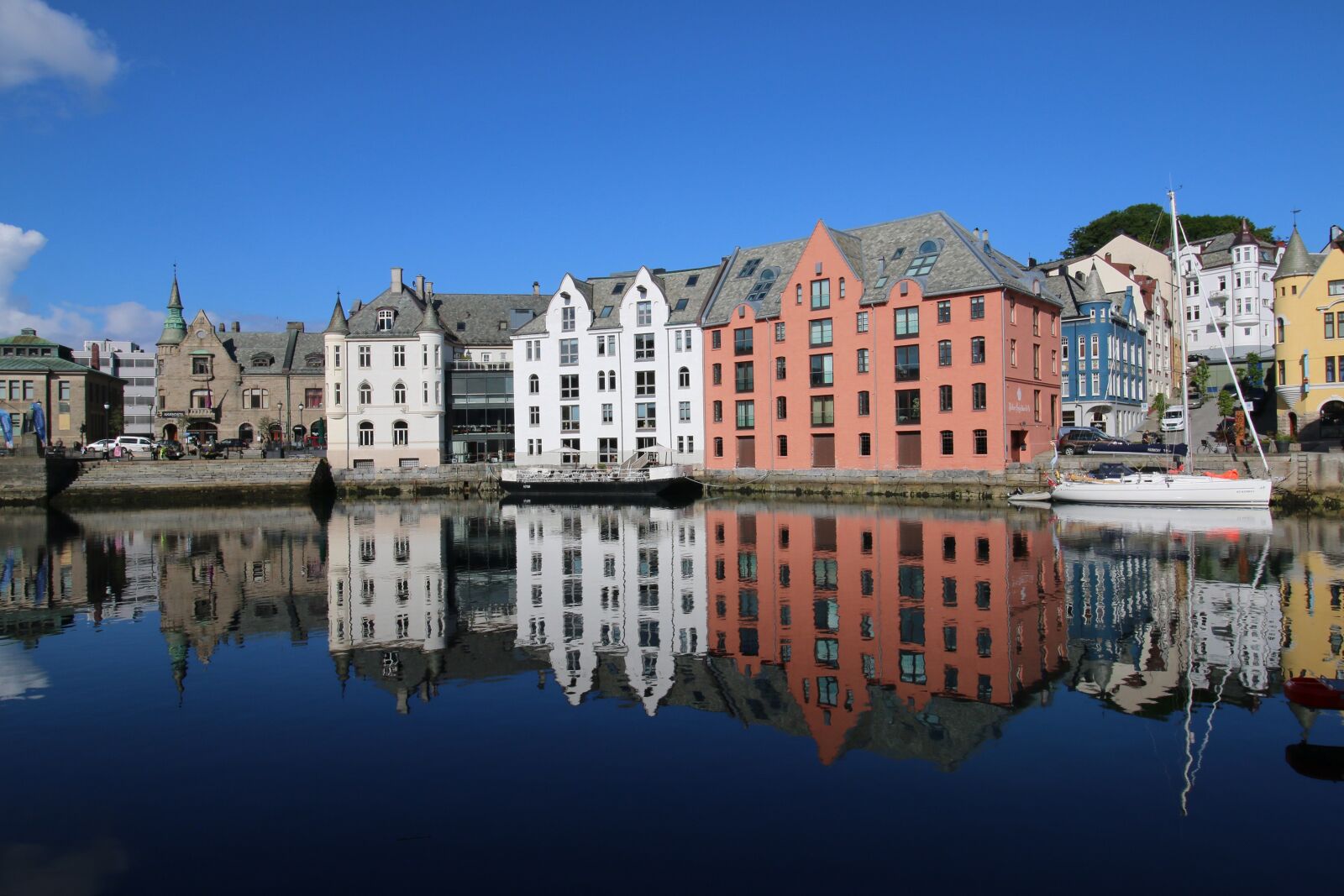 Canon EOS 70D + Canon EF-S 10-18mm F4.5–5.6 IS STM sample photo. ålesund, norway, port photography