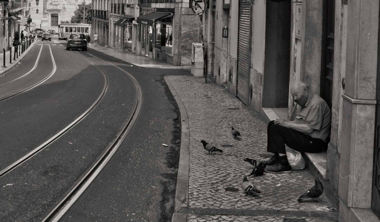 Nikon D5100 sample photo. Lisbon, street, elderly photography