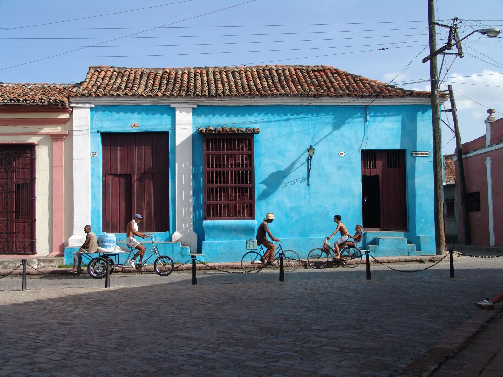 Sony DSC-F828 sample photo. Cuba, cycle, old house photography