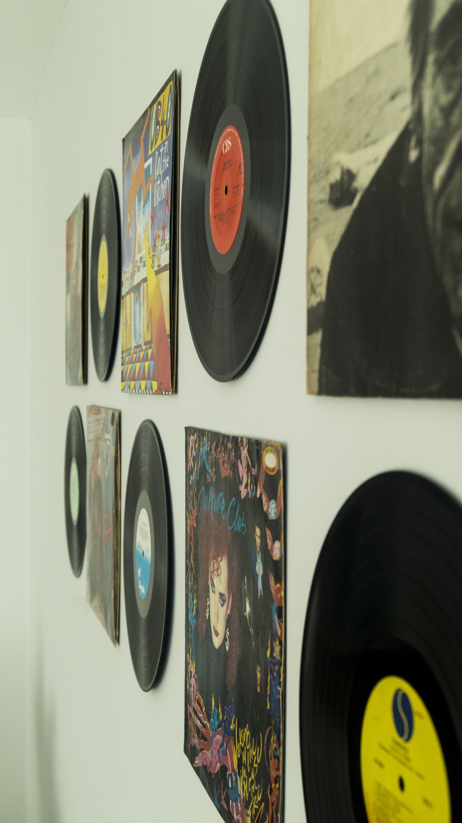 Sony SLT-A58 sample photo. Discs, wall, disk photography