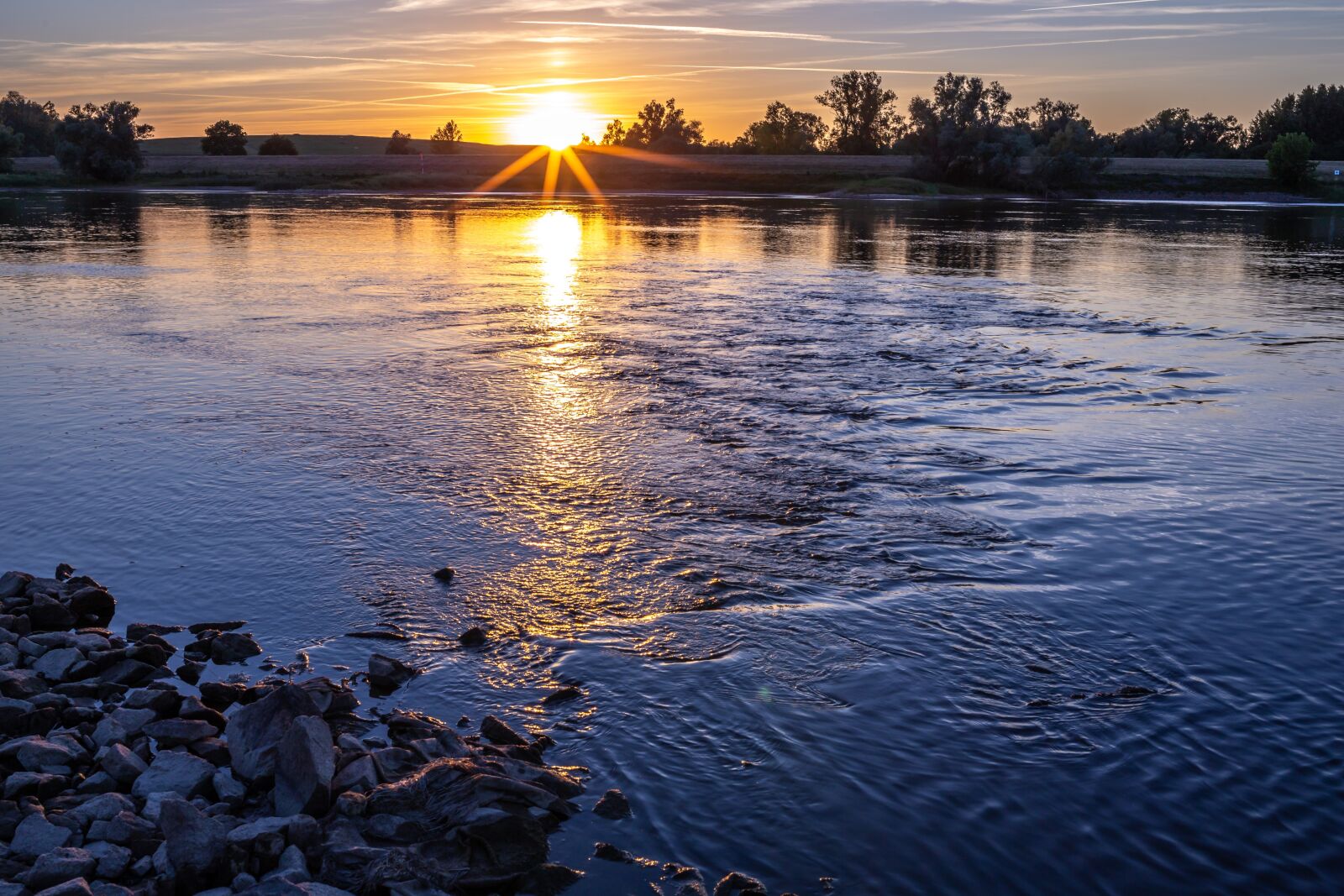 Canon EOS 6D + Canon EF 35mm F2 IS USM sample photo. Water, sunset, river photography