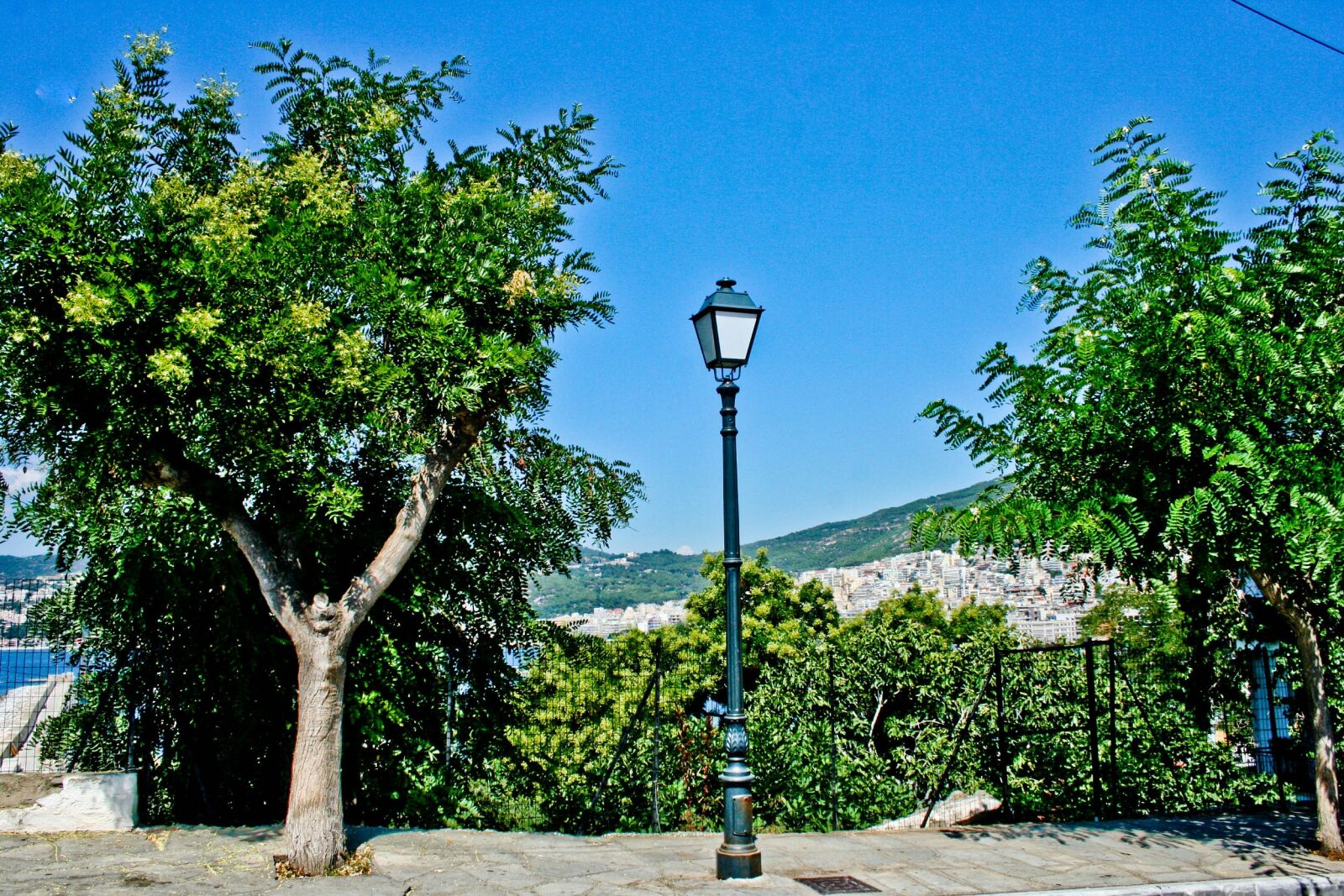 Canon EOS 350D (EOS Digital Rebel XT / EOS Kiss Digital N) sample photo. Kavala, streetlight, street photography
