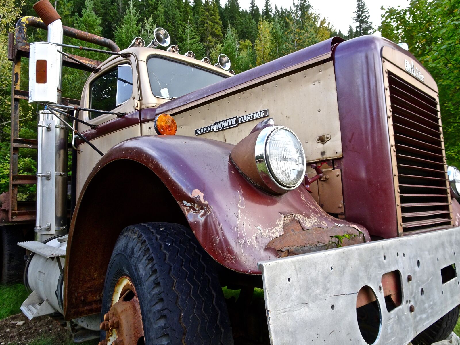 Sony Cyber-shot DSC-HX90V sample photo. Truck, engine, machinery photography
