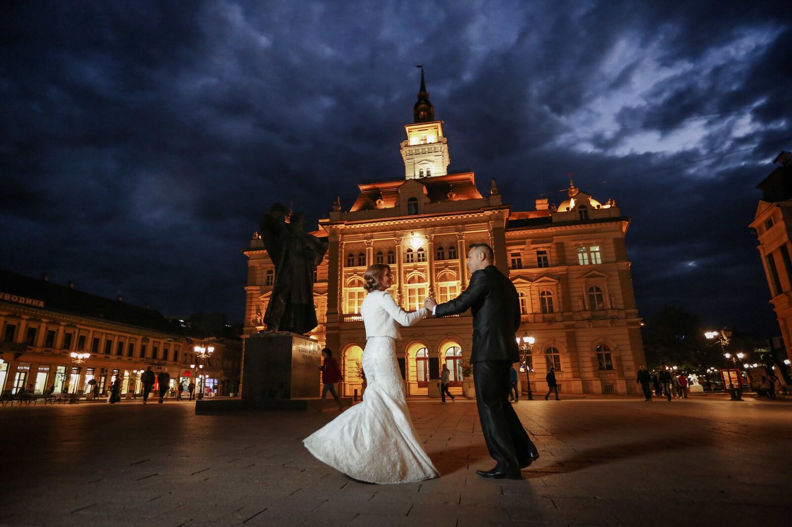 Canon EF 16-35mm F2.8L II USM sample photo. Bride, cityscape, elegance, groom photography