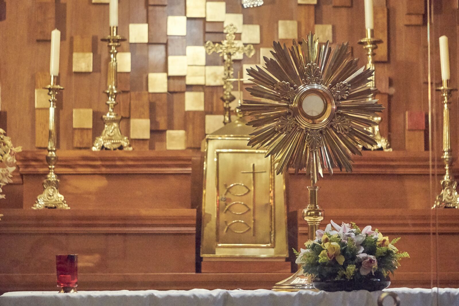 Sony a7 sample photo. Blessed sacrament, eucharist, exhibition photography