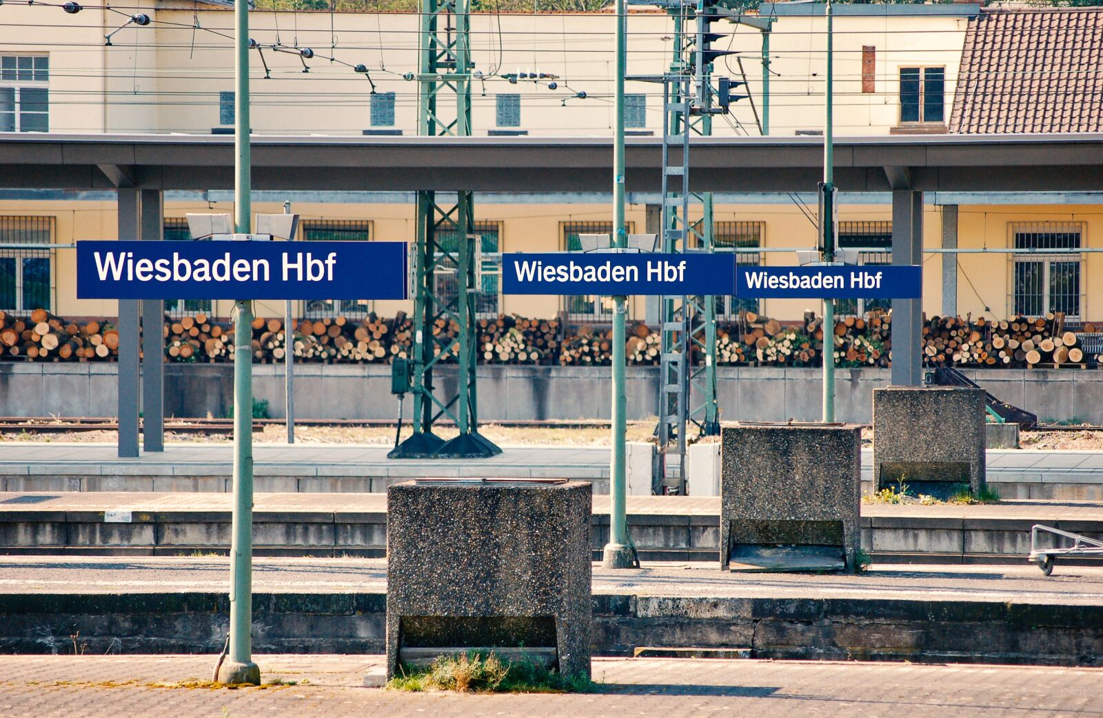 Nikon D50 sample photo. Wiesbaden, central station, railway photography