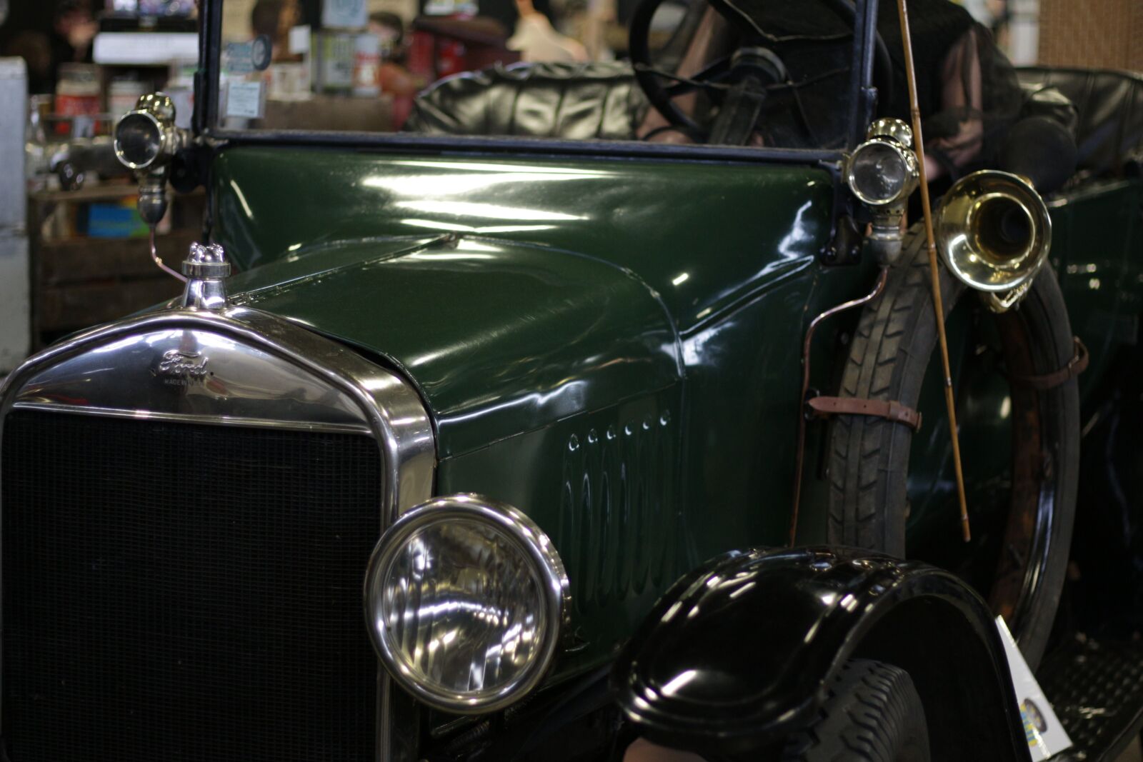 Canon EOS 700D (EOS Rebel T5i / EOS Kiss X7i) + Canon EF 50mm F1.8 STM sample photo. Ford, car, vintage photography
