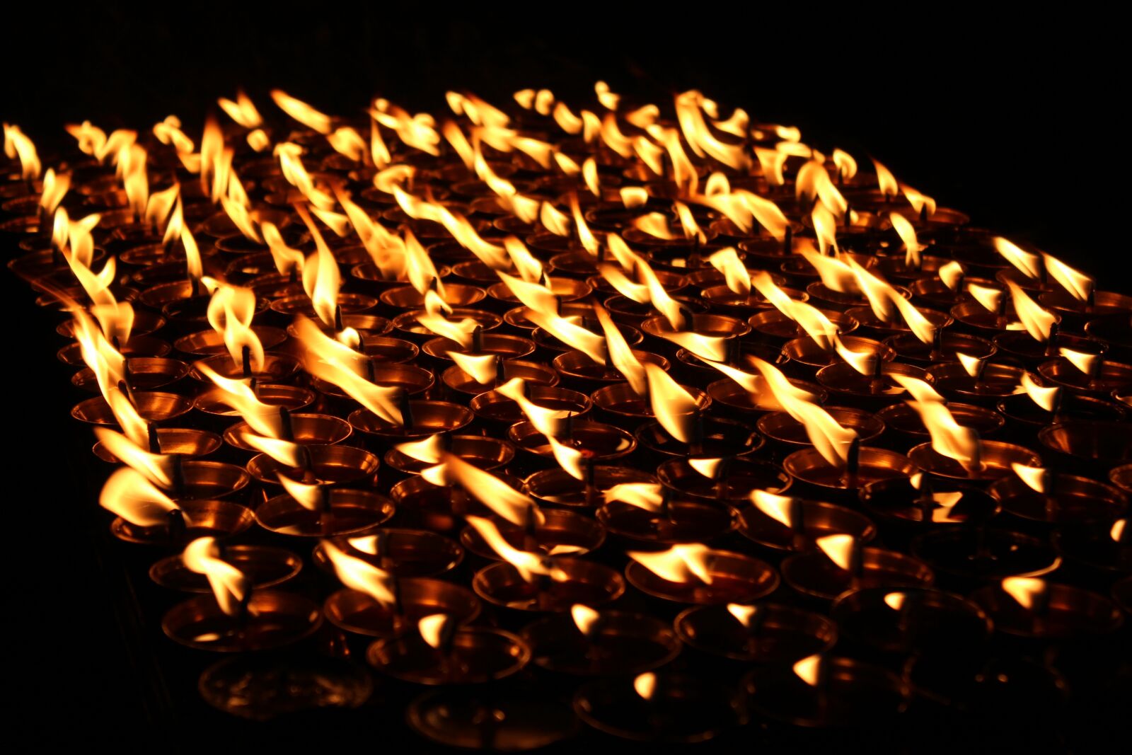 Canon EOS 1300D (EOS Rebel T6 / EOS Kiss X80) sample photo. Candles, flame, light photography