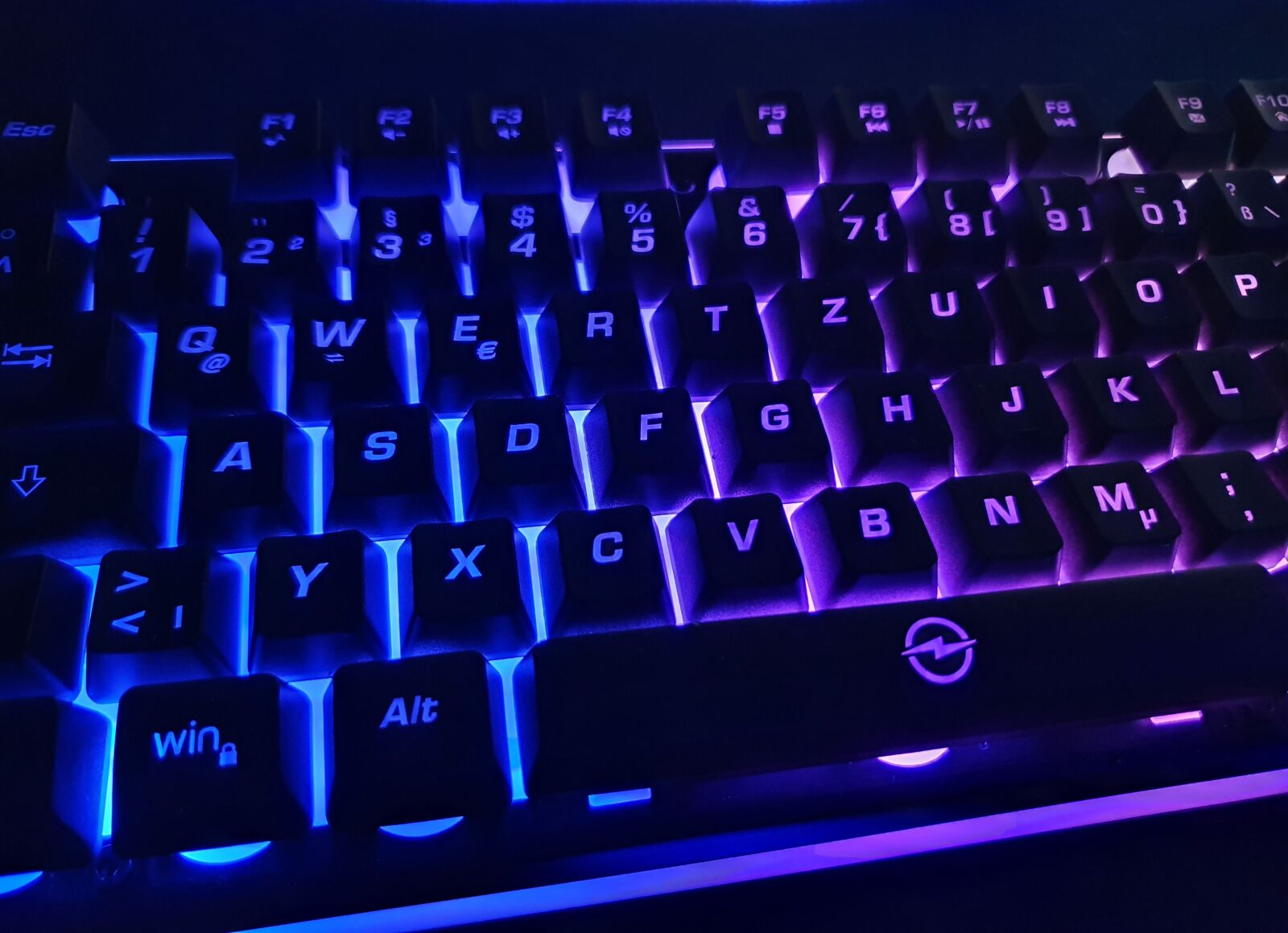 Samsung Galaxy S10 sample photo. Gaming, keyboard, gamble photography