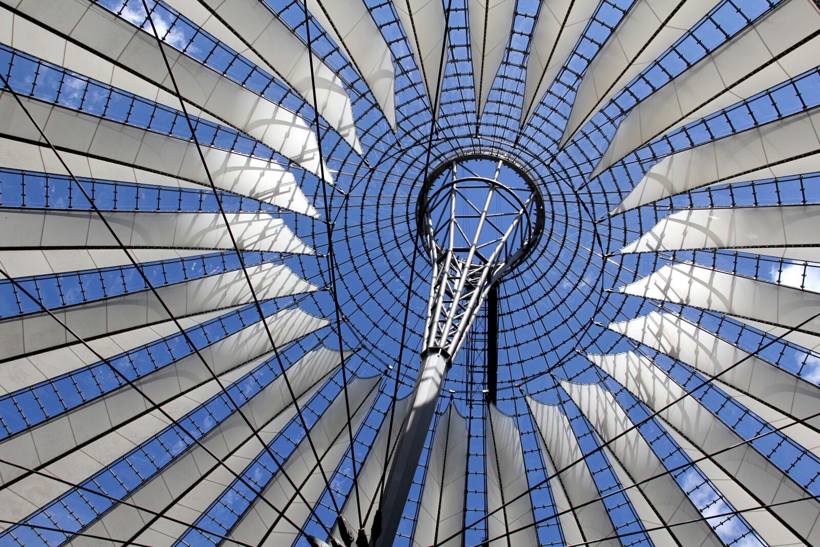 Canon EOS 550D (EOS Rebel T2i / EOS Kiss X4) sample photo. Sony center, berlin, architecture photography