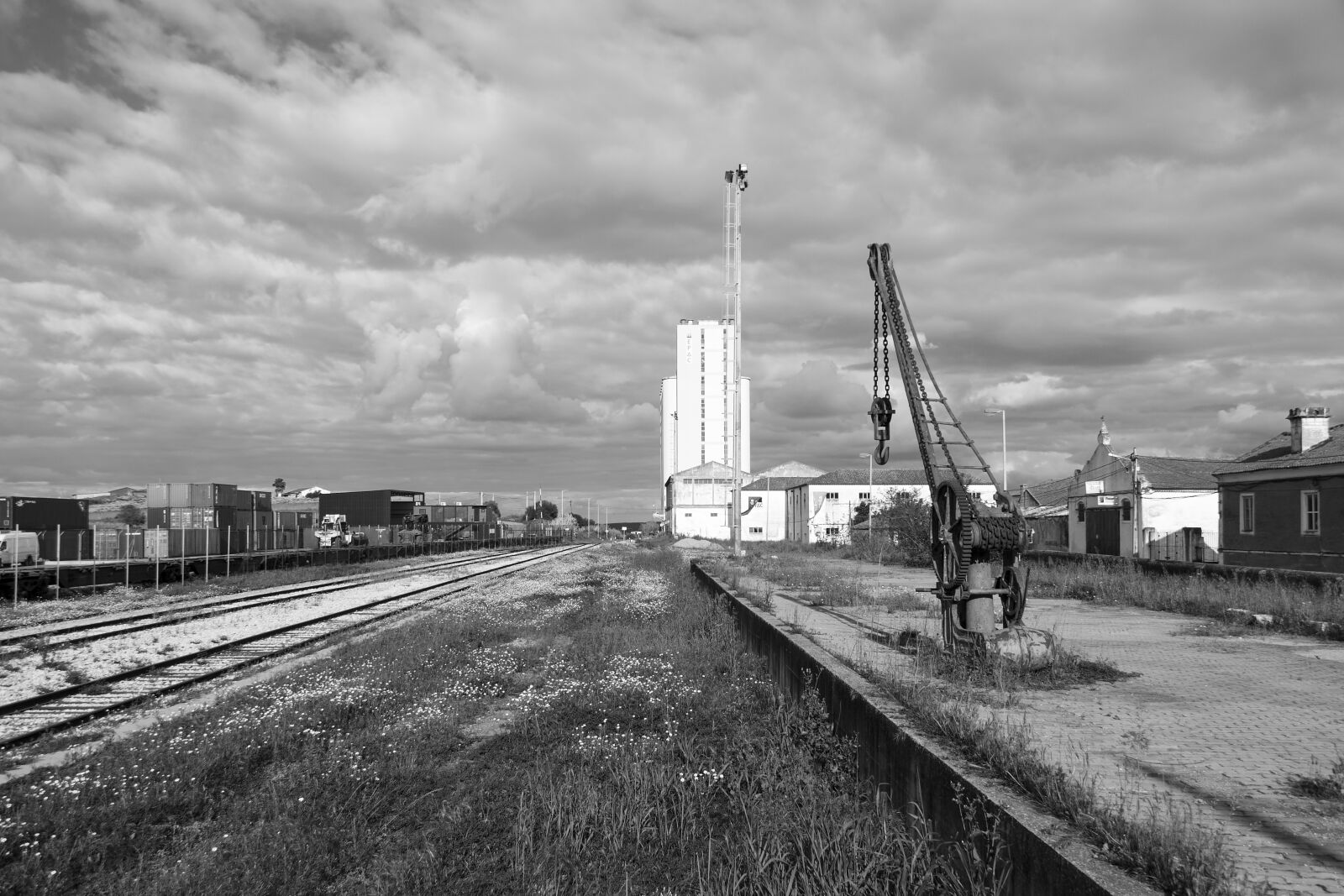 Canon EF-S 17-85mm F4-5.6 IS USM sample photo. Train, station, crane photography