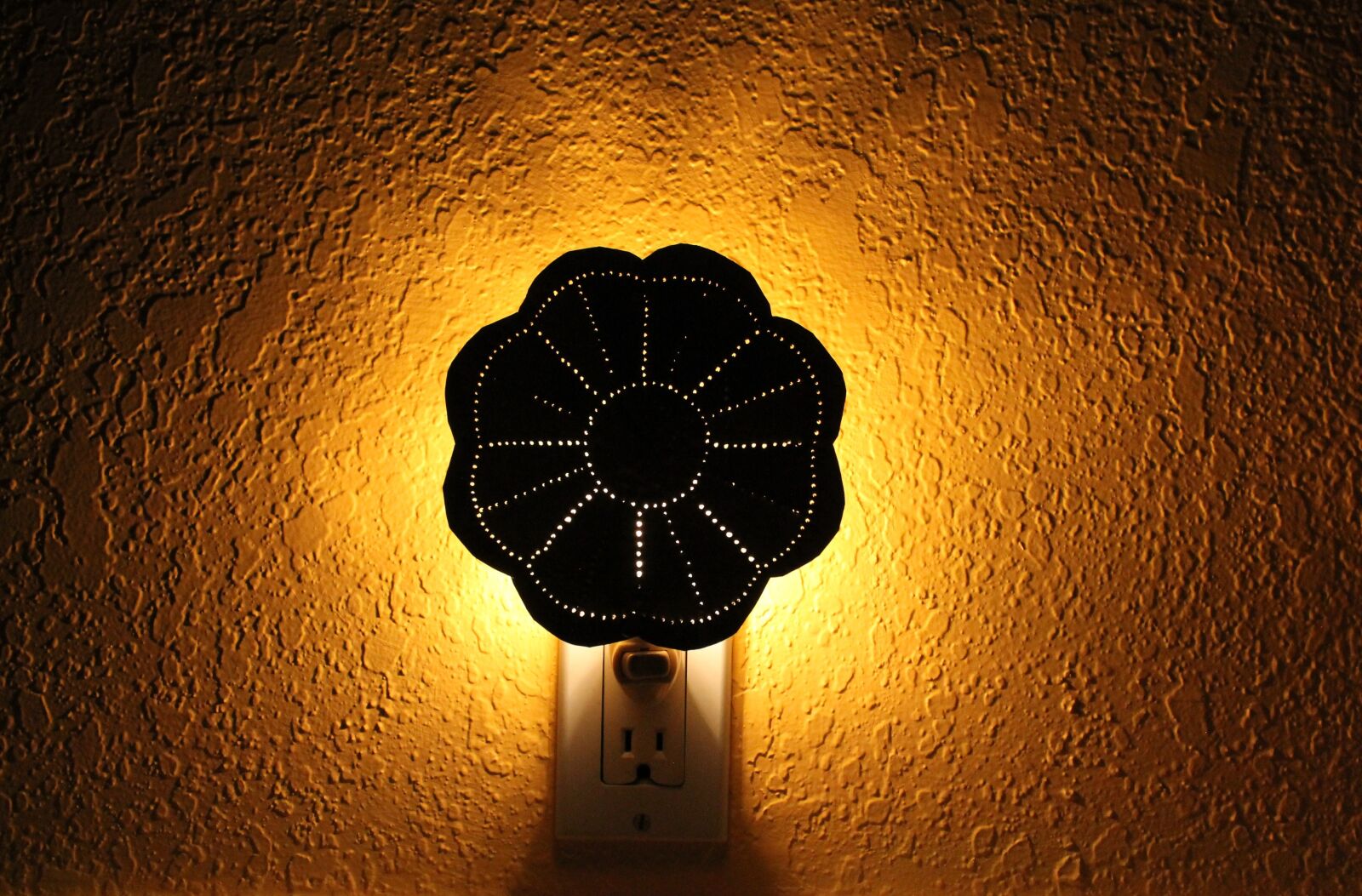 Canon EOS 1100D (EOS Rebel T3 / EOS Kiss X50) sample photo. Night light, glow, glowing photography