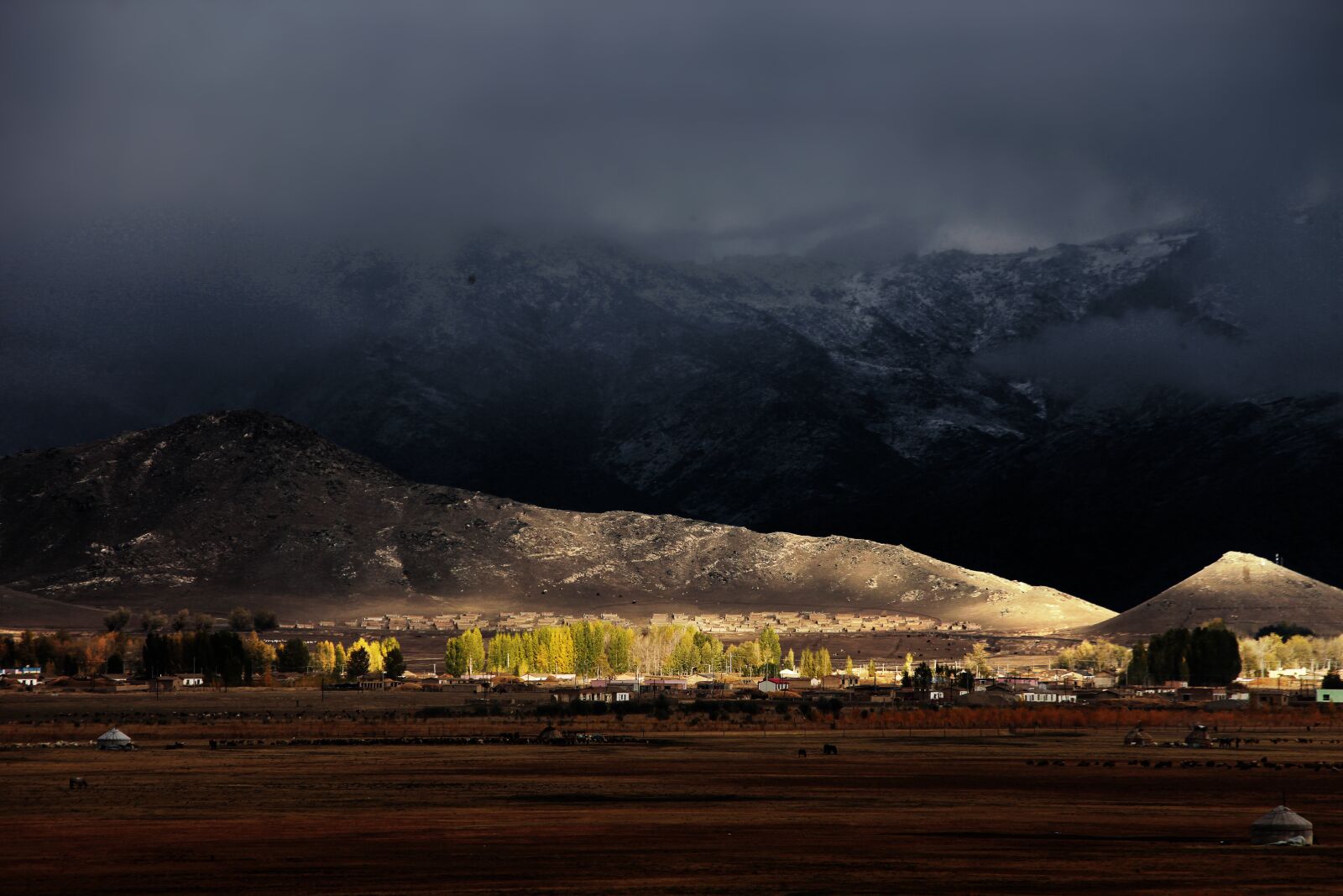 Canon EOS 5D Mark II sample photo. Prairie, dark clouds, autumn photography