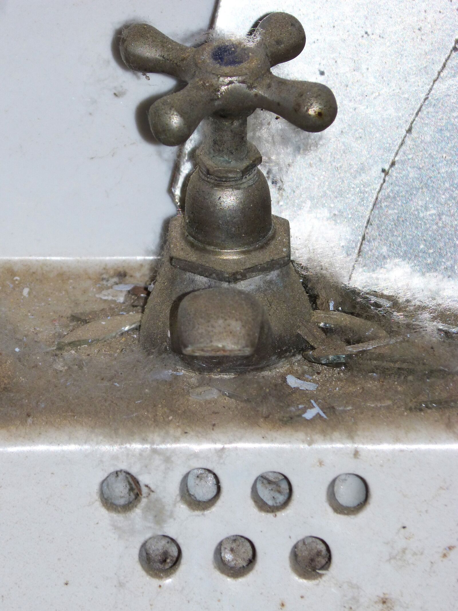Panasonic DMC-FZ62 sample photo. Tap, sink, detail photography