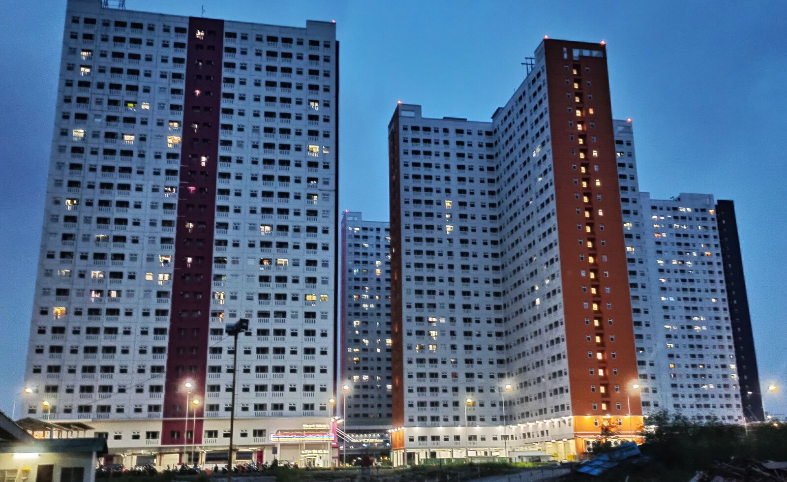 Xiaomi Redmi Note 8 Pro sample photo. City, dark, swet photography