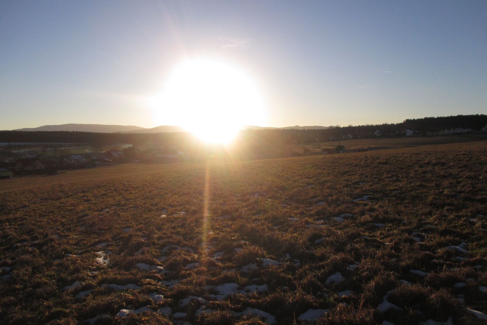 Canon PowerShot ELPH 115 IS (IXUS 132 / IXY 90F) sample photo. Sunset, meadow, evening photography