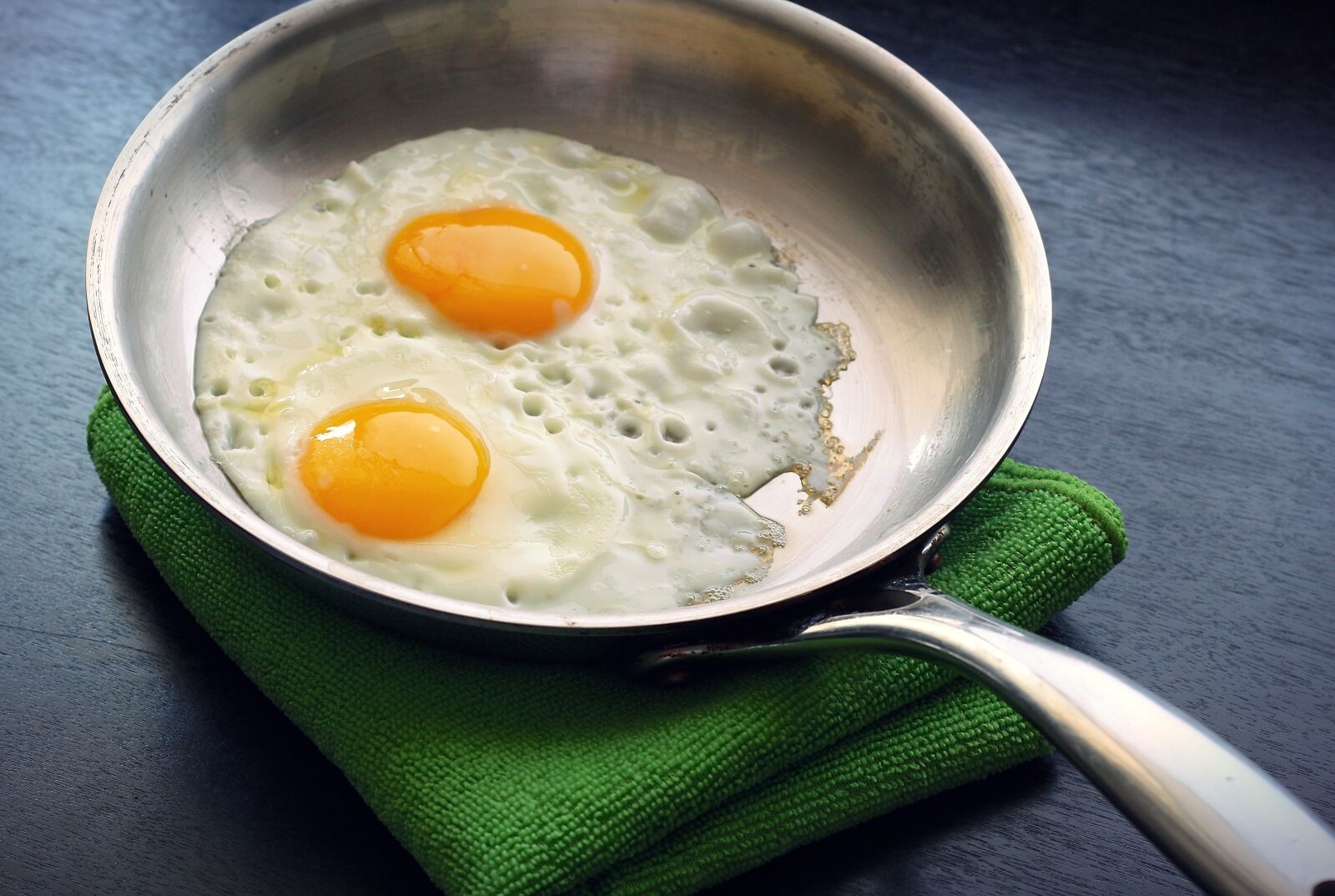 Canon EOS 1000D (EOS Digital Rebel XS / EOS Kiss F) sample photo. Eggs, fried, sunny side photography