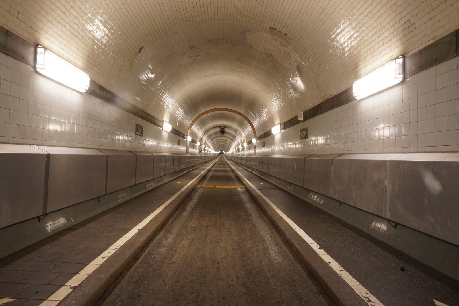 Sony a6000 sample photo. Hamburg, elbe tunnel, endless photography