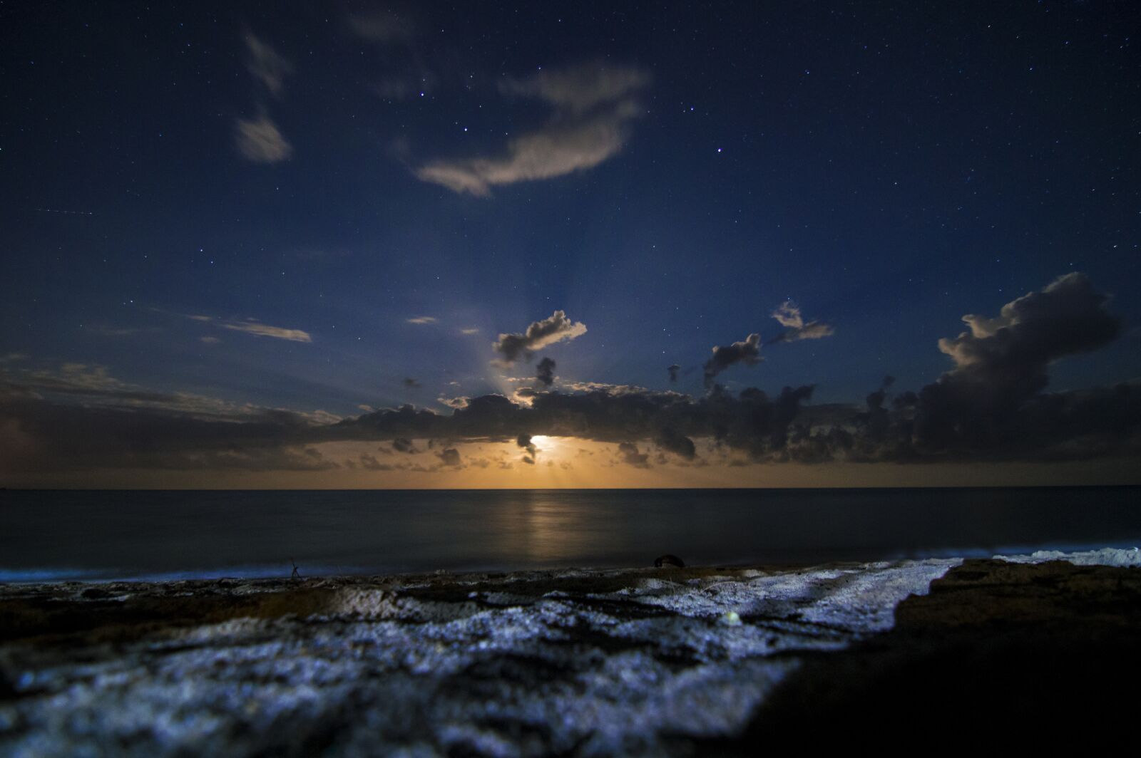 Nikon D3200 + Tokina AT-X Pro 11-16mm F2.8 DX sample photo. Night, beach, sea photography