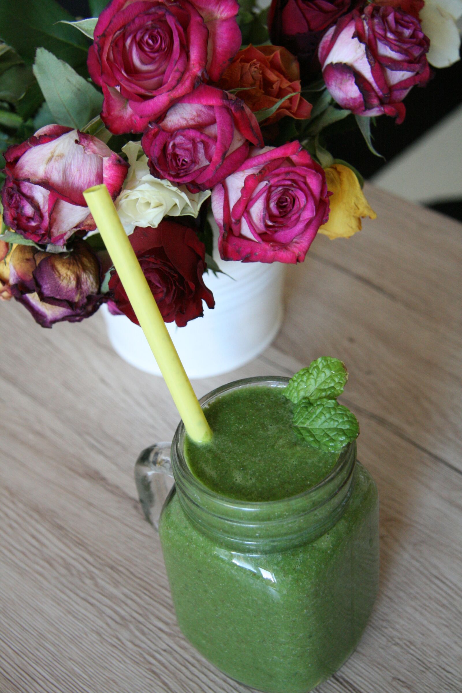 Canon EOS 400D (EOS Digital Rebel XTi / EOS Kiss Digital X) sample photo. Smoothie, spinach, fruit photography