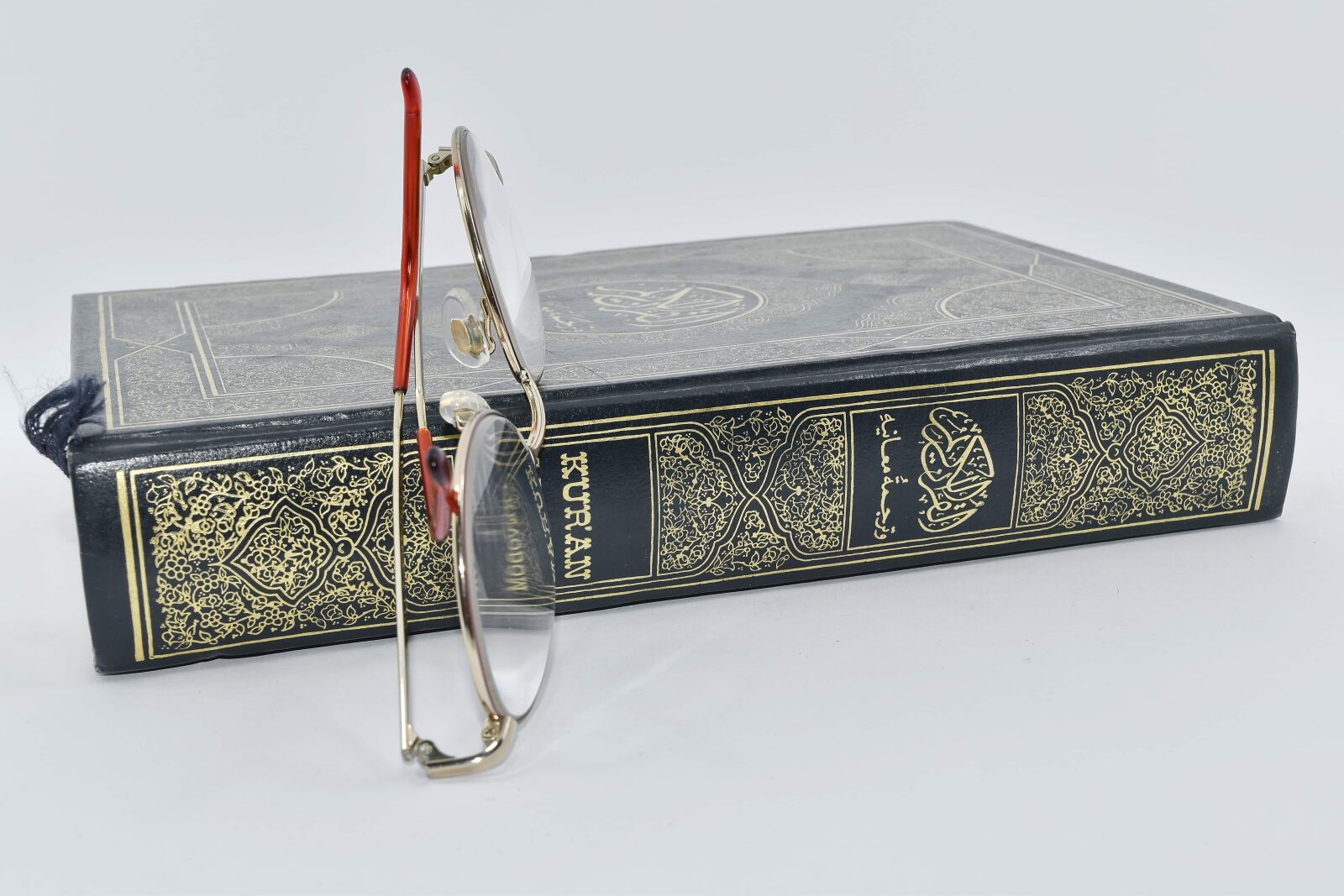 Nikon D5500 sample photo. Arabic, book, eyeglasses, holly photography