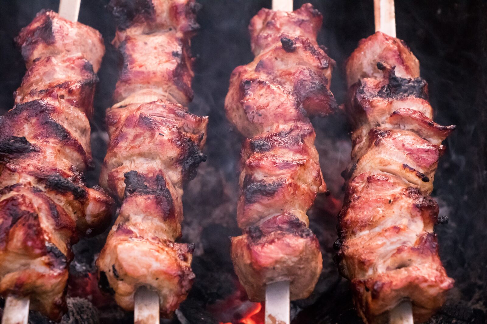 Canon EF-S 18-135mm F3.5-5.6 IS USM sample photo. Shish kebab, meat, mangal photography