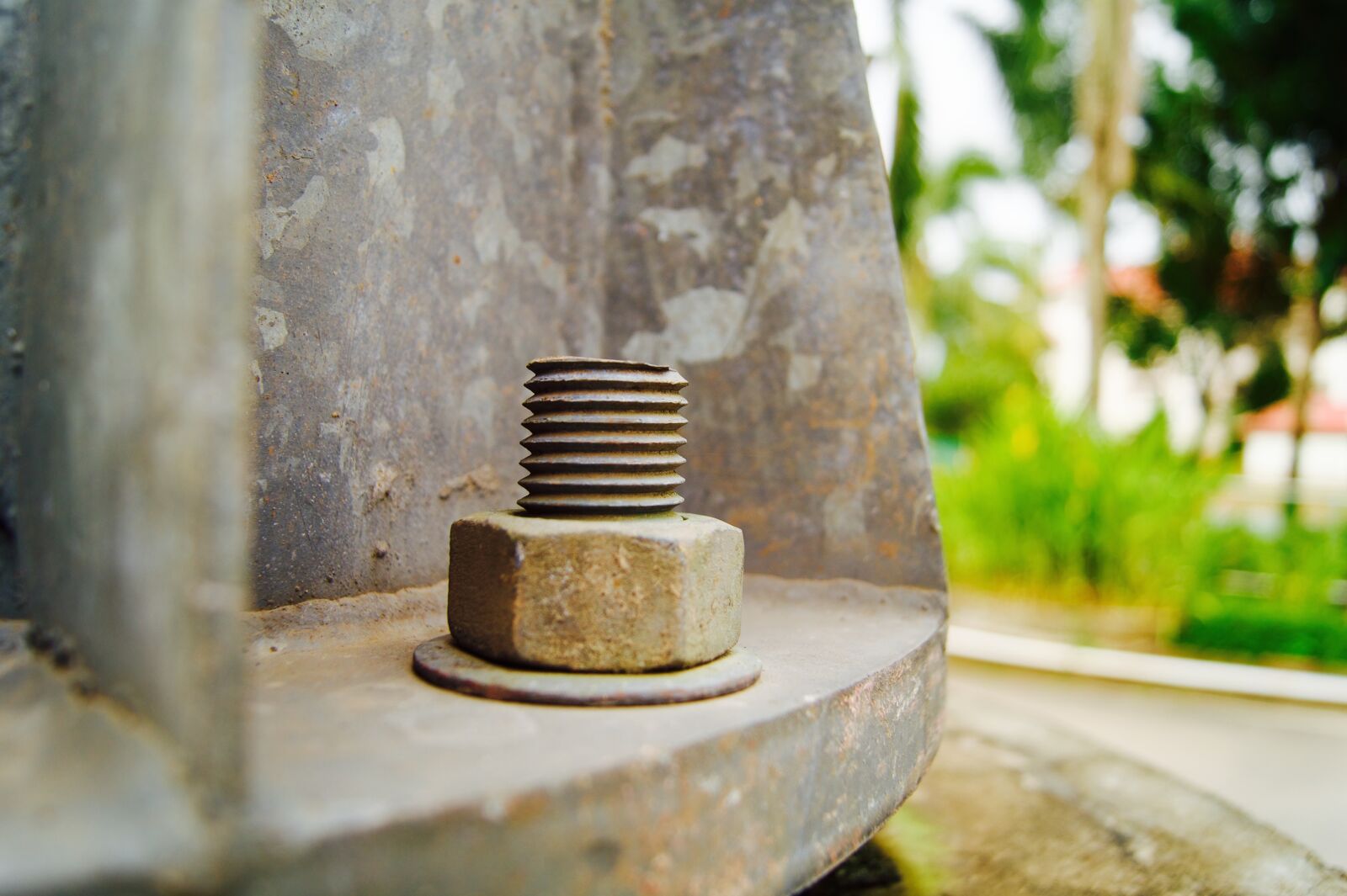 Sony DT 18-55mm F3.5-5.6 SAM II sample photo. Architecture, nut, metal photography