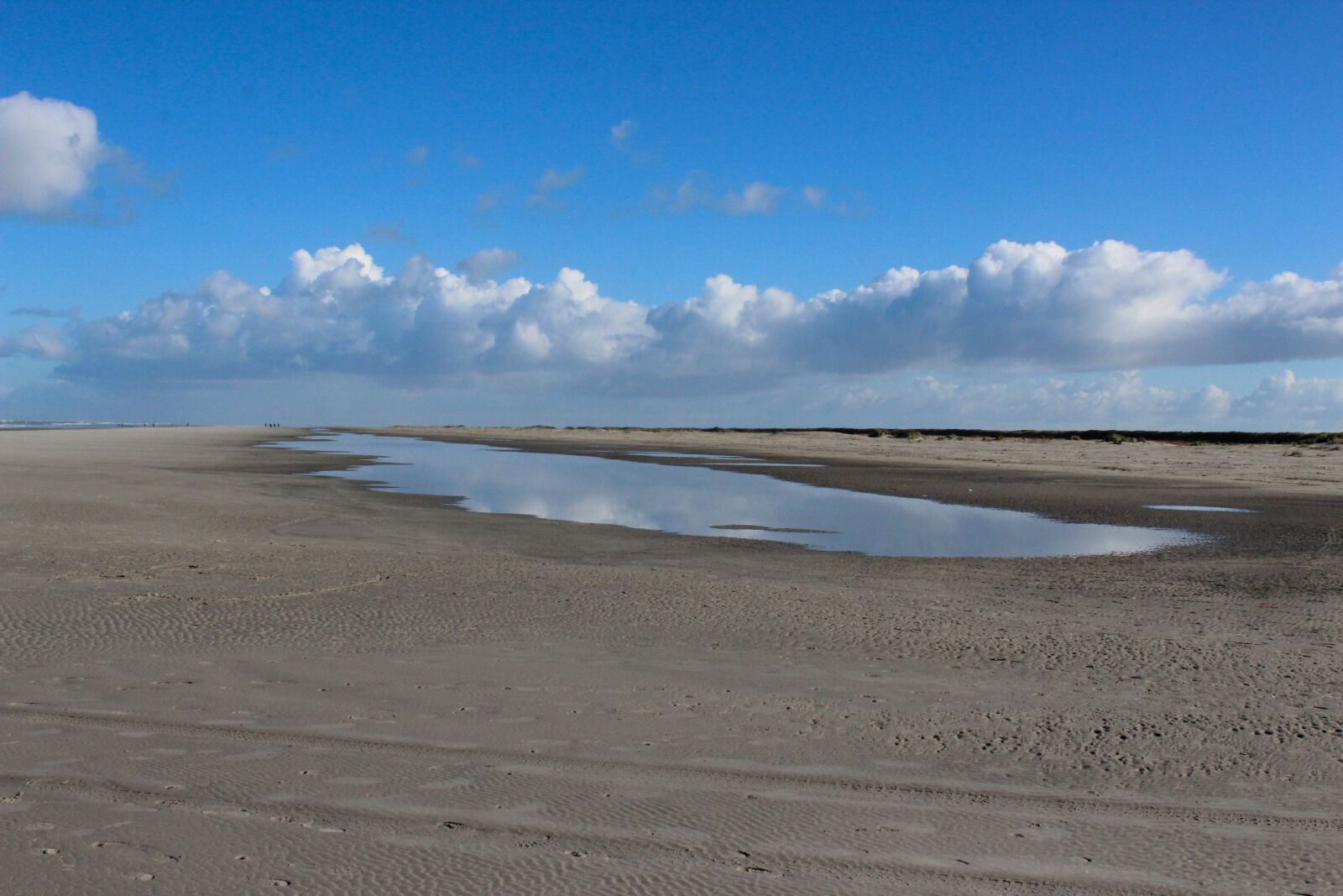 Canon EOS 600D (Rebel EOS T3i / EOS Kiss X5) sample photo. Schiermonnikoog, beach, clouds photography