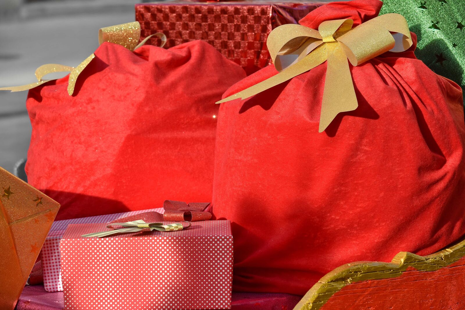 Nikon D5500 sample photo. Christmas, gifts, package, surprise photography