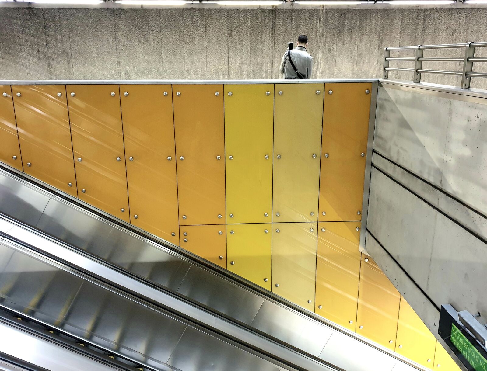 Samsung Galaxy S9 sample photo. Metro, escalator, stairs photography