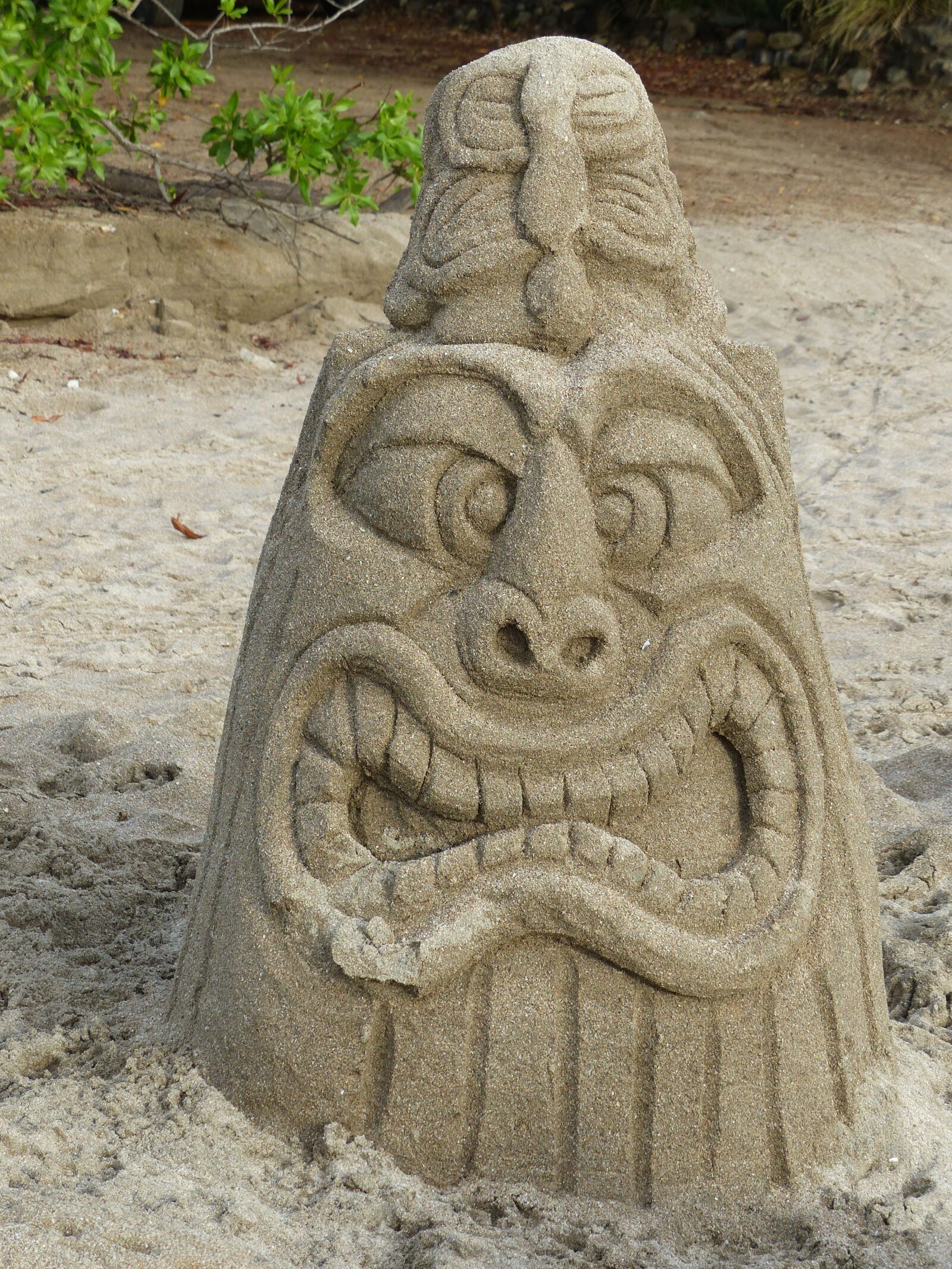 Panasonic Lumix DMC-FZ200 sample photo. Sand, figure, beach photography