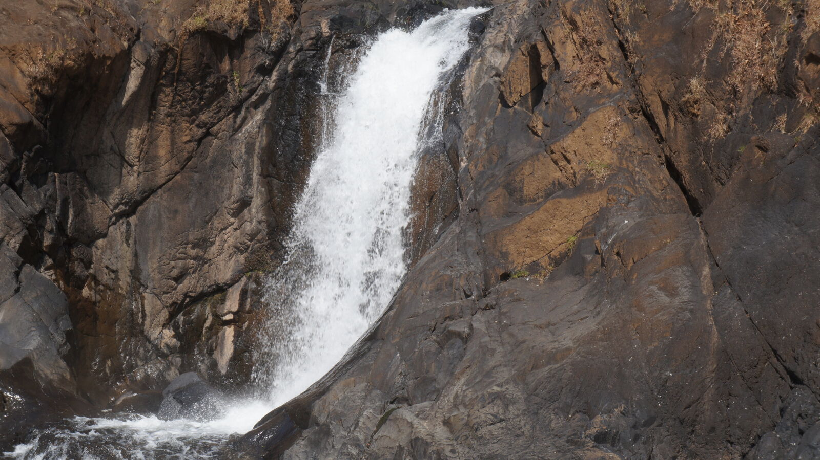 Sony E 18-55mm F3.5-5.6 OSS sample photo. Falls, rock, water, waterfalls photography