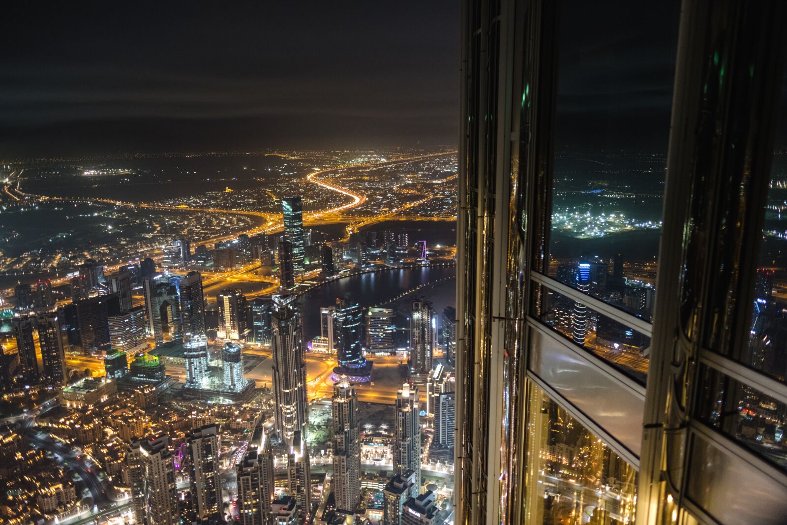 Fujifilm X-T2 + Fujifilm XF 16mm F1.4 R WR sample photo. Dubai, night, lighting photography