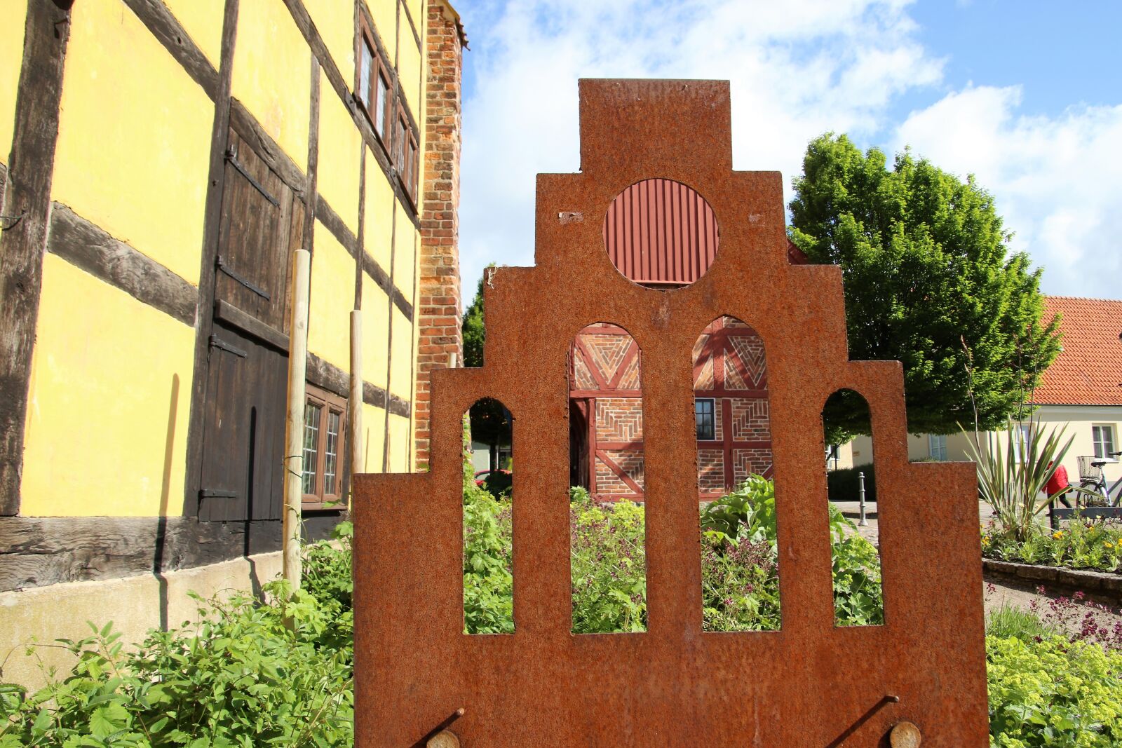 Canon EOS 7D Mark II sample photo. Arched, window, art, beams photography