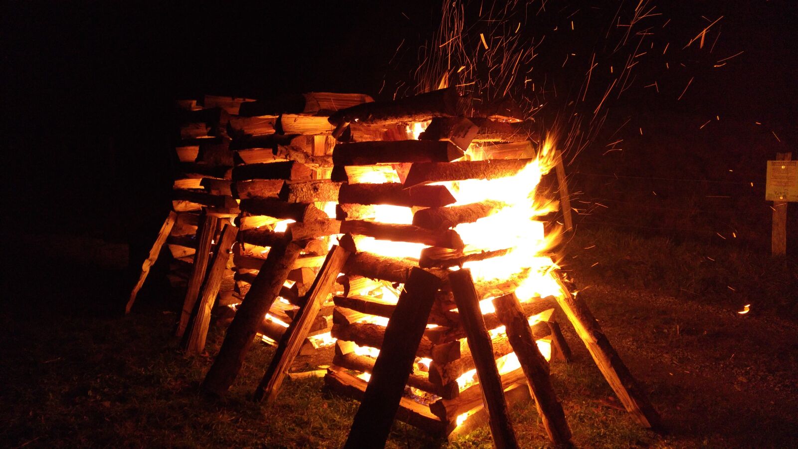 LG G4 sample photo. Fire, glowing, night, wood photography