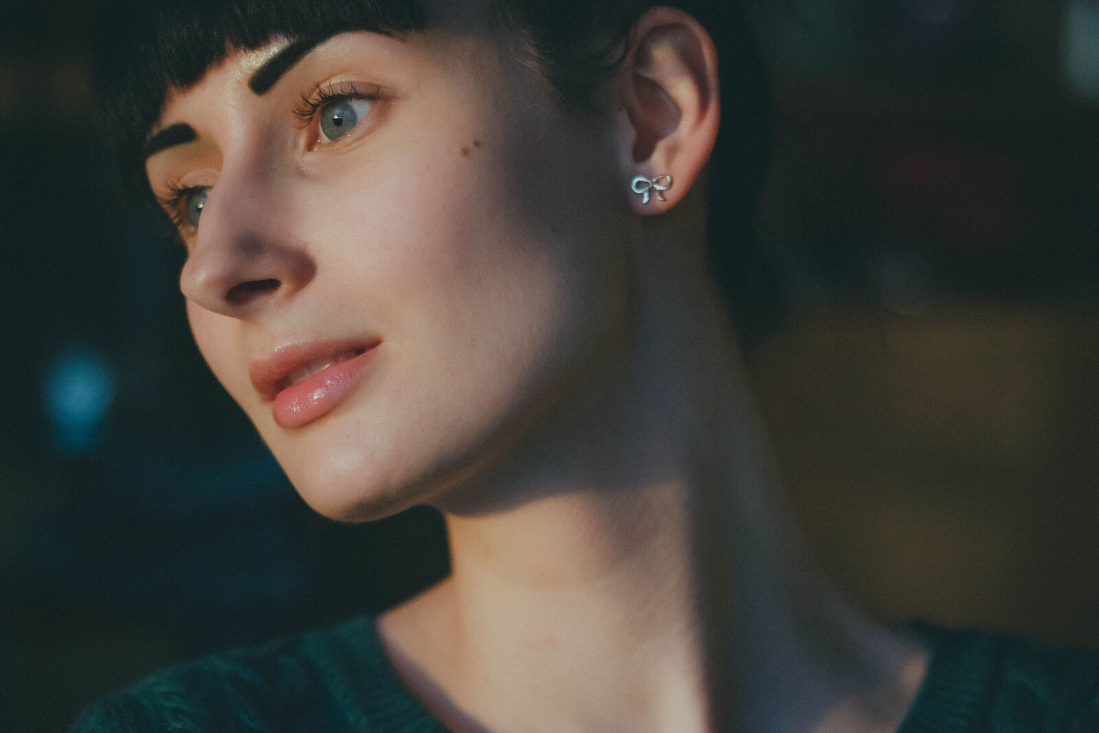 Canon EOS 600D (Rebel EOS T3i / EOS Kiss X5) + Canon EF 50mm F1.8 II sample photo. Woman, wearing, silver, earrings photography