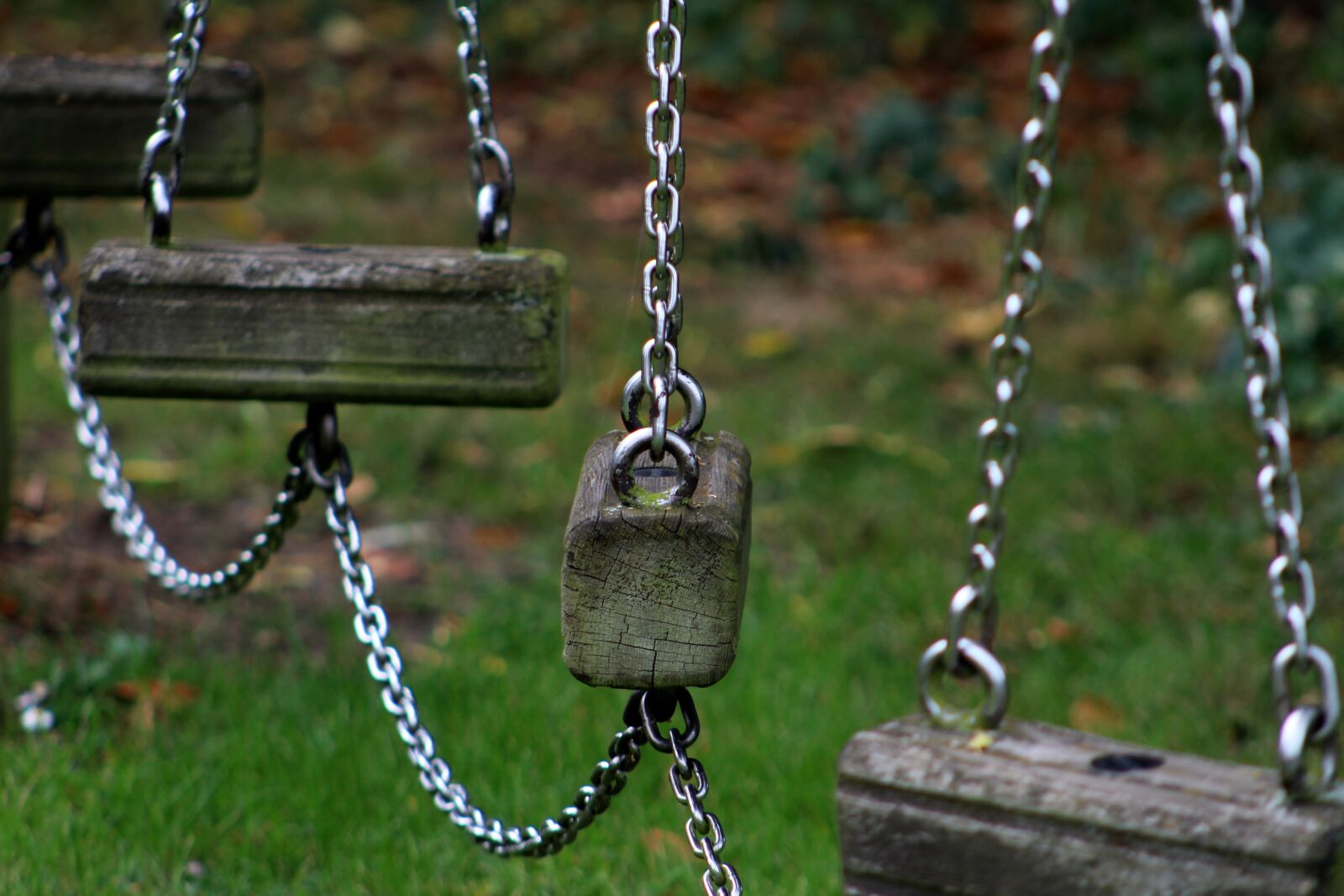 Canon EOS 1300D (EOS Rebel T6 / EOS Kiss X80) + Canon EF 75-300mm f/4-5.6 sample photo. Swing, chains, climbing frame photography