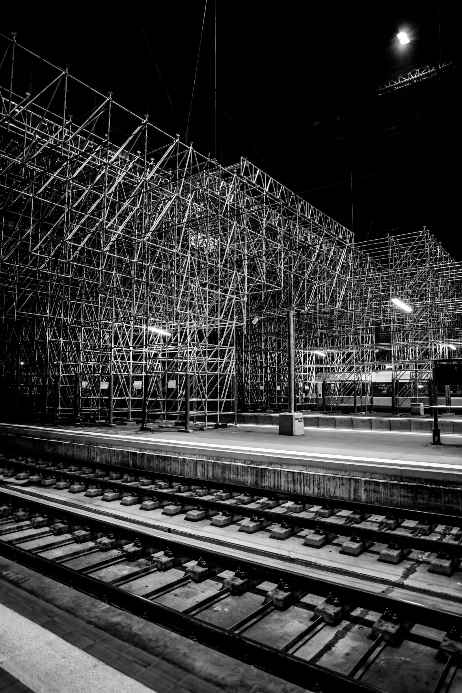 Canon EF 24mm F2.8 IS USM sample photo. Bordeaux, train, rail photography